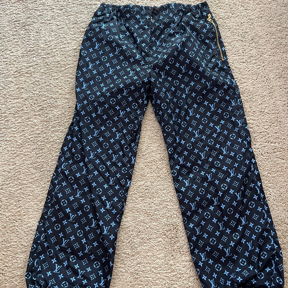 Women Louis Vuitton joggers size 40 (medium)